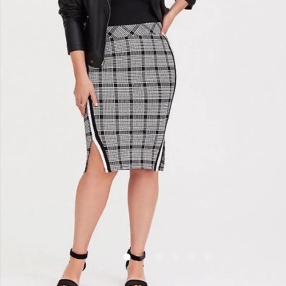 TORRID PENICL SKIRT.